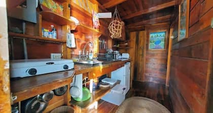 Private beachfront paradise 2cottages & 2 rooms in Bluefield's Bay AC, Wi-Fi