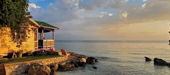 Private beachfront paradise 2cottages & 2 rooms in Bluefield's Bay  AC, Wi-Fi 