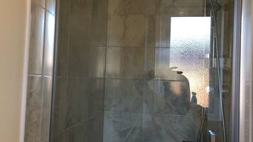 Pyyhkeet, saippua, vessapaperi