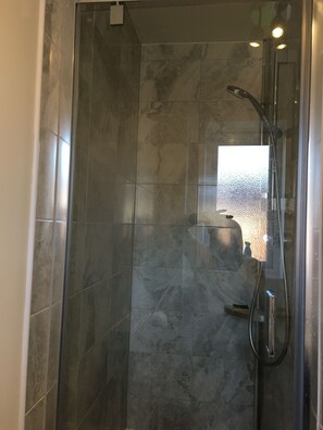 Pyyhkeet, saippua, vessapaperi