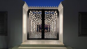 تفاصيل الفندق من الخارج