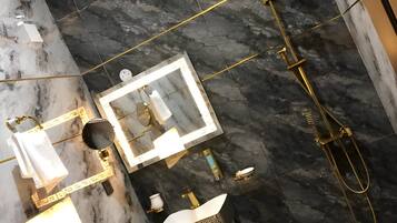 ห้องดีลักซ์ | ห้องน้ำ | รองเท้าสวมภายในห้อง, สบู่, กระดาษชำระ