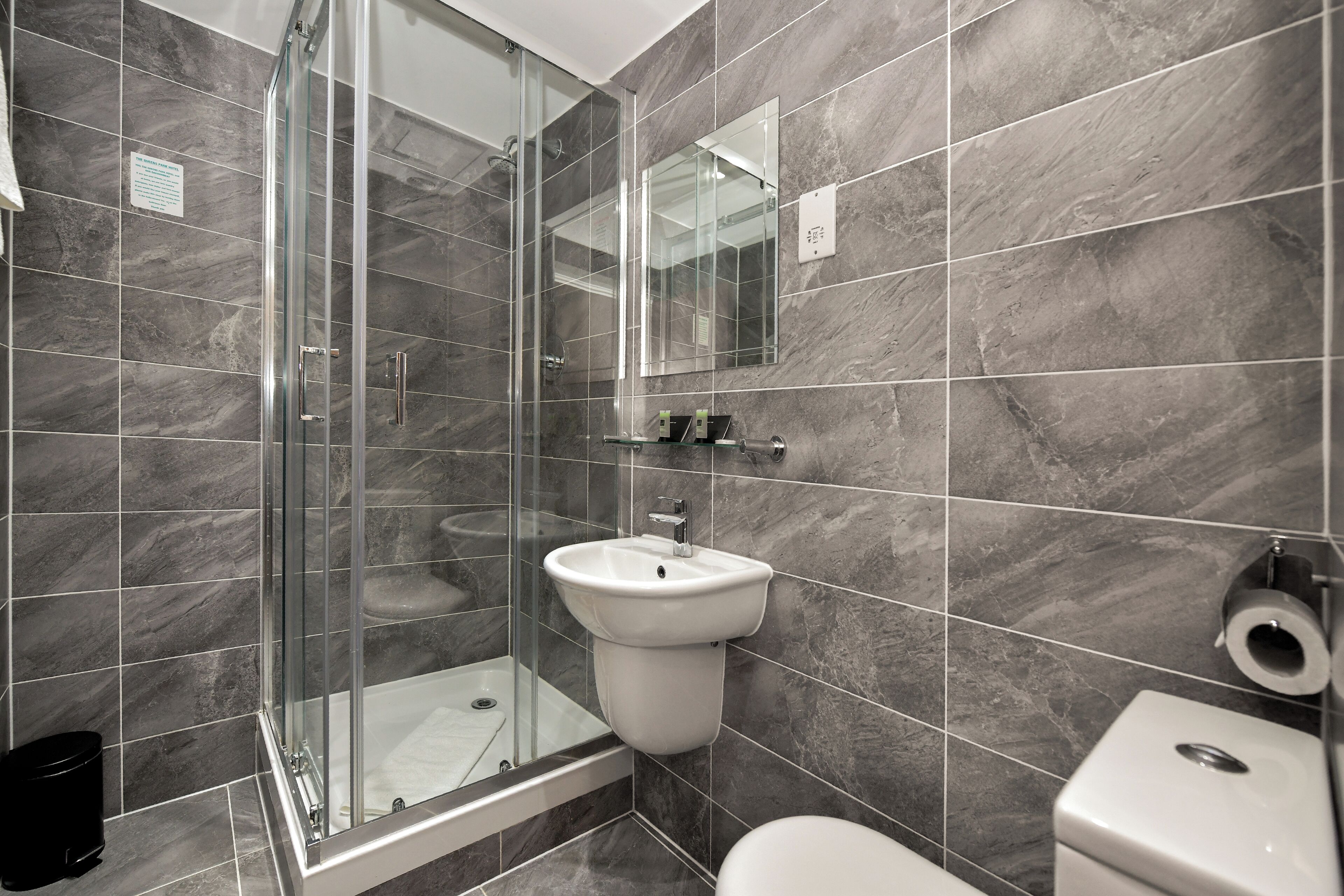 Caja fuerte, escritorio, espacio para trabajar con un portátil