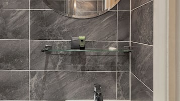 Shower, handuk, sabun, dan sampo