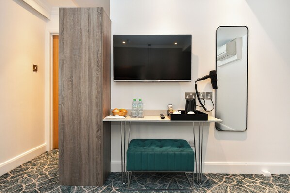 In-room safe, desk, laptop workspace, iron/ironing board - Queens Park Premier London Hyde Park (London)