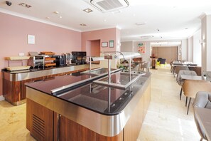 Daily buffet breakfast (GBP 13.95 per person) - Queens Park Premier London Hyde Park (London)