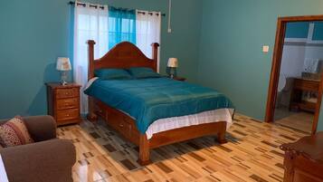 8 makuuhuonetta, silitysrauta/-lauta, vuodevaatteet