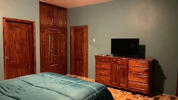 8 bedrooms, iron/ironing board, bed sheets