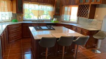 Refrigerador, microondas, parrilla de estufa y cafetera y tetera