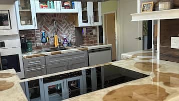 Mikrobølgeovn, ovn, kokeplater og oppvaskmaskin