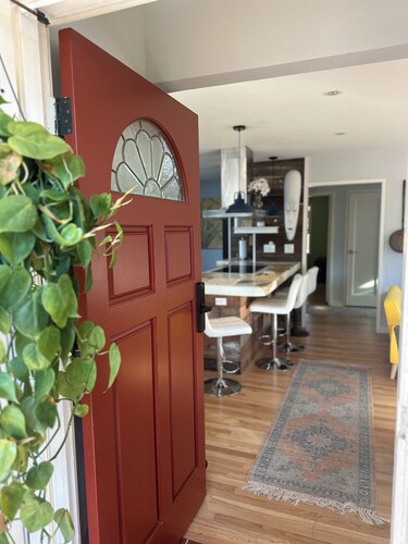 Charming 3-bedroom in Del Rey Oaks with AC, WiFi hot tub & all the hot comforts