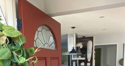 Charming 3-bedroom in Del Rey Oaks with AC, WiFi hot tub & all the hot comforts