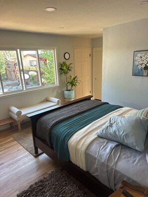 3 bedrooms, WiFi, bed sheets - Charming 3-bedroom in Del Rey Oaks with AC, WiFi hot tub & all the hot comforts (Del Rey Oaks)