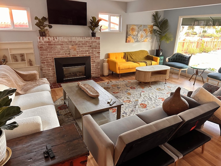 Charming 3-bedroom In Del Rey Oaks With Ac, Wifi Hot Tub & All The Hot Comforts - Monterey, CA