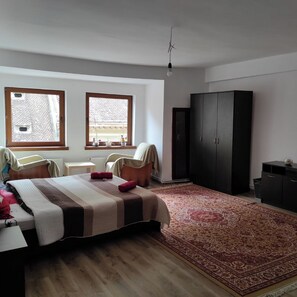 2 bedrooms, iron/ironing board, WiFi, bed sheets - Charming 2-Bedroom Mountain View Apartment in the Heart of Brasov’s Old Town  (Brașov)
