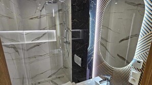 Shower, towels, toilet paper - Noclegi APART Gorlice  (Gorlice)