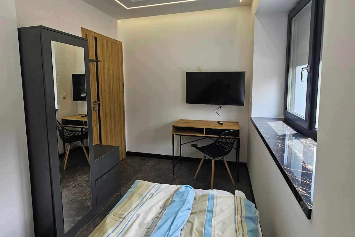 Habitación individual, baño privado | Escritorio, espacio para trabajar con laptop y wifi gratis