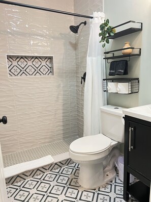 Sèche-cheveux, serviettes fournies, savon, papier toilette