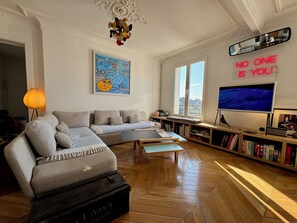 Living area - Luxueux Appartement Parisien Rénové Avec vue Époustouflante sur Montmartre (Paris)