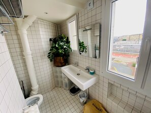 Een haardroger, handdoeken, zeep, toiletpapier