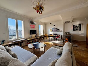 Living area - Luxueux Appartement Parisien Rénové Avec vue Époustouflante sur Montmartre (Paris)