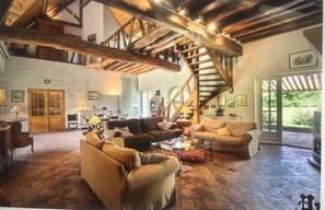 Smart TV, fireplace, video games, table tennis - Charming gîte, benefiting from absolute calm and generous natural surroundings. (Rogny-les-Sept-Écluses)