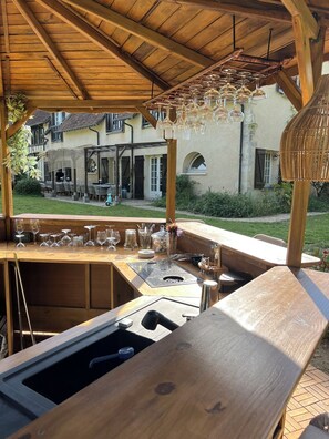 Outdoor dining - Charming gîte, benefiting from absolute calm and generous natural surroundings. (Rogny-les-Sept-Écluses)