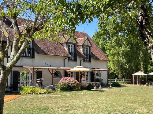 Gîte de charme, bénéficiant d’un calme absolue et d’une nature généreuse.
