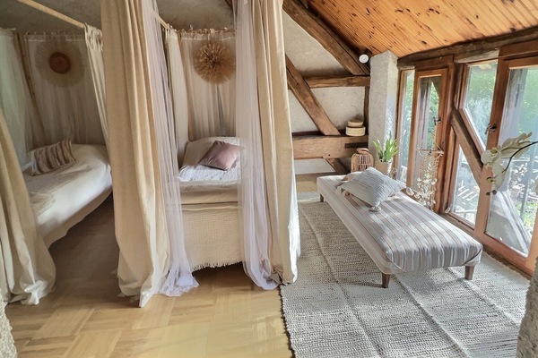 7 habitaciones, tabla de planchar con plancha y cuna de viaje