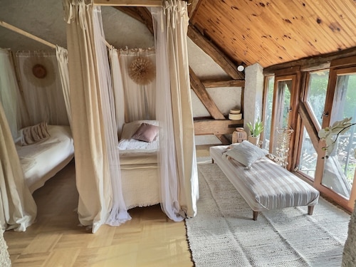 Charming gîte, benefiting from absolute calm and generous natural surroundings.
