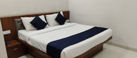 Deluxe Double Room | Meja, ruang kerja komputer riba, Wi-fi percuma