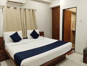 Desk, laptop workspace, free WiFi - Hotel Ten Eleven Grand (Indore)