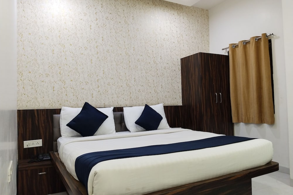 Hotel Ten Eleven Grand - Dakachya