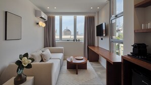 Un soggiorno moderno con un divano, un tavolino da caffè e una TV a parete.