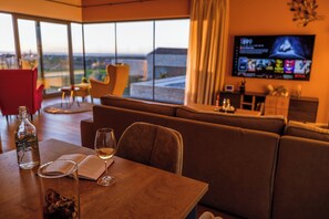 Smart-tv, videospelletjes, een dvd-speler en een tafeltennistafel