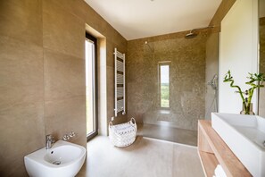 Regadera, amenidades de baño ecológicas, secadora de cabello, bidet