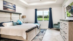 4 habitaciones, escritorio y tabla de planchar con plancha
