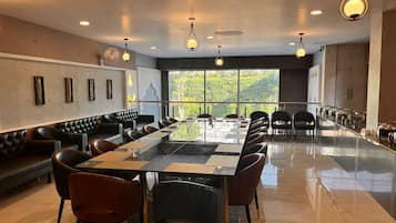 Desayuno buffet diario (INR 300 por persona)