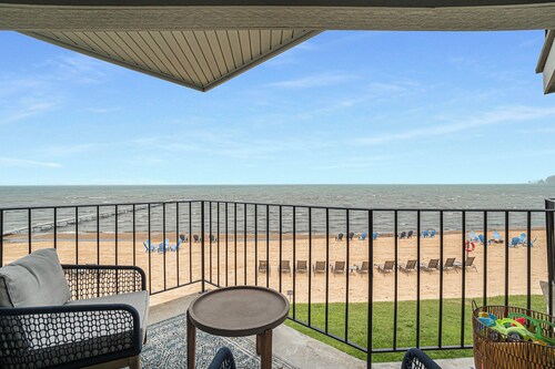"A Room with a View" East Bay Waterfront with Pool
