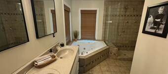 Spacious 5-bedroom house in delightful Greenville 10 minutes from downtown