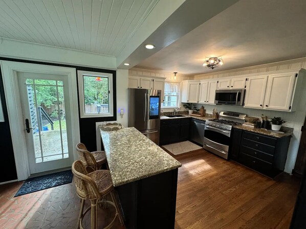 Fridge, microwave, oven, stovetop - Spacious 5-bedroom house in delightful Greenville 10 minutes from downtown (Greenville)