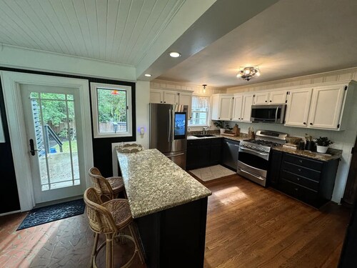 Spacious 5-bedroom house in delightful Greenville 10 minutes from downtown