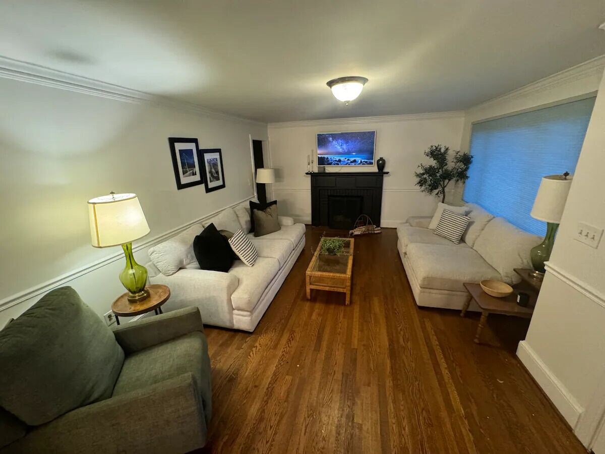 Spacious 5-bedroom house in delightful Greenville 10 minutes from downtown