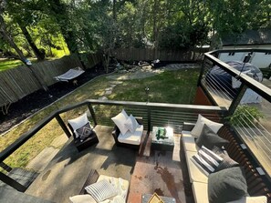 Outdoor dining - Spacious 5-bedroom house in delightful Greenville 10 minutes from downtown (Greenville)