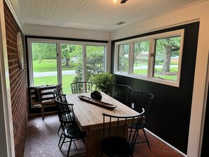 Dining - Spacious 5-bedroom house in delightful Greenville 10 minutes from downtown (Greenville)