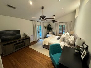 5 bedrooms, desk, iron/ironing board, travel cot - Spacious 5-bedroom house in delightful Greenville 10 minutes from downtown (Greenville)