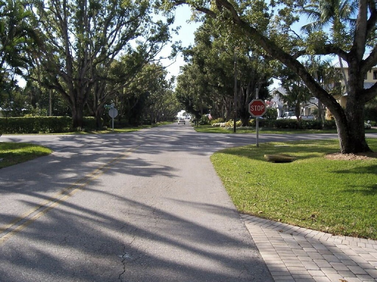 Photo 3 of Charming stand alone Guest House in Naples, 2 blks to beach, 336 1/2 2nd Ave N