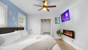2 bedrooms, desk, iron/ironing board, travel cot - zSALE! 2mi to Downtown & Front Street Attractions! (Wilmington)