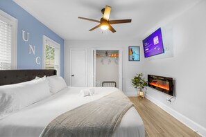 2 Schlafzimmer, Schreibtisch, Bügeleisen/Bügelbrett, Reisekinderbett