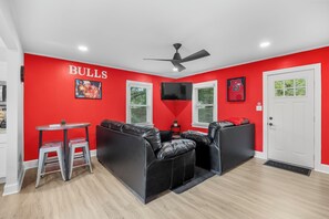Smart TV, fireplace, books - zSALE! 2mi to Downtown & Front Street Attractions! (Wilmington)